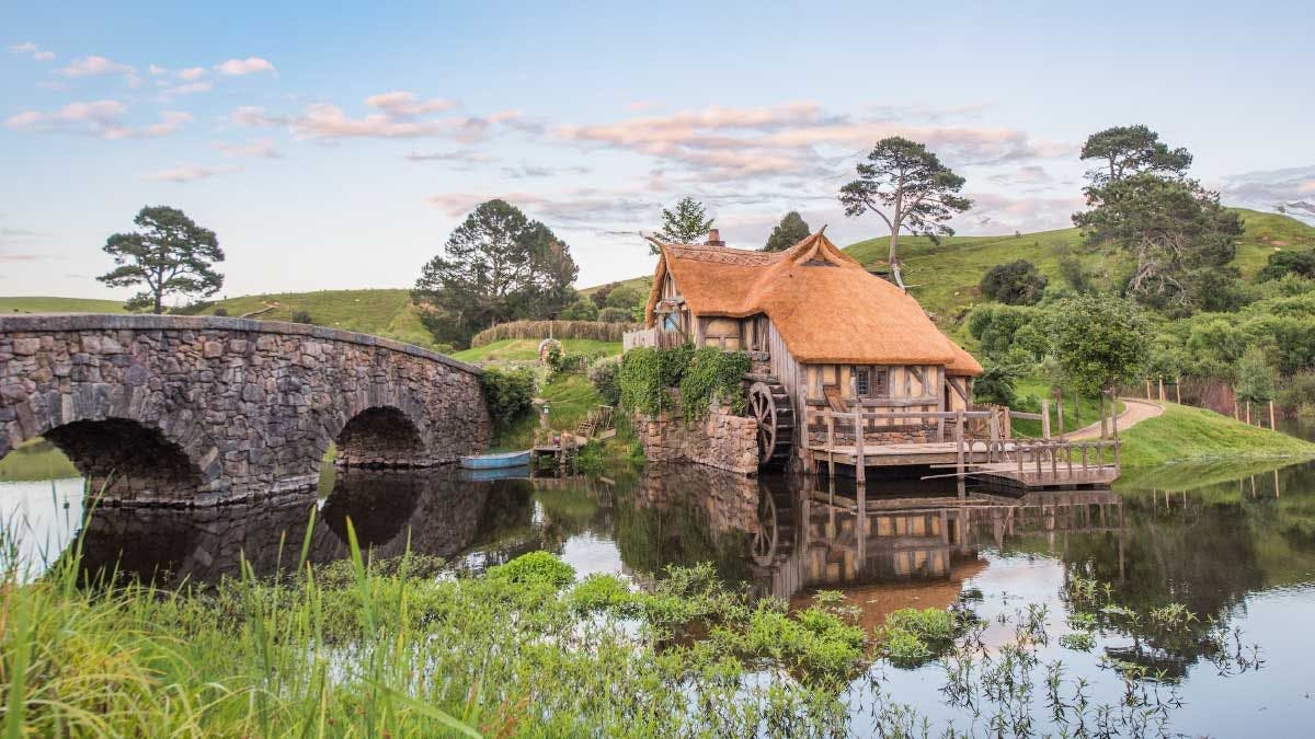 House and bridge in the shire on the Hobbiton movie set