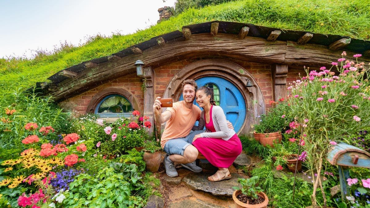 Couple in front of a hobbits house in Hobbiton
