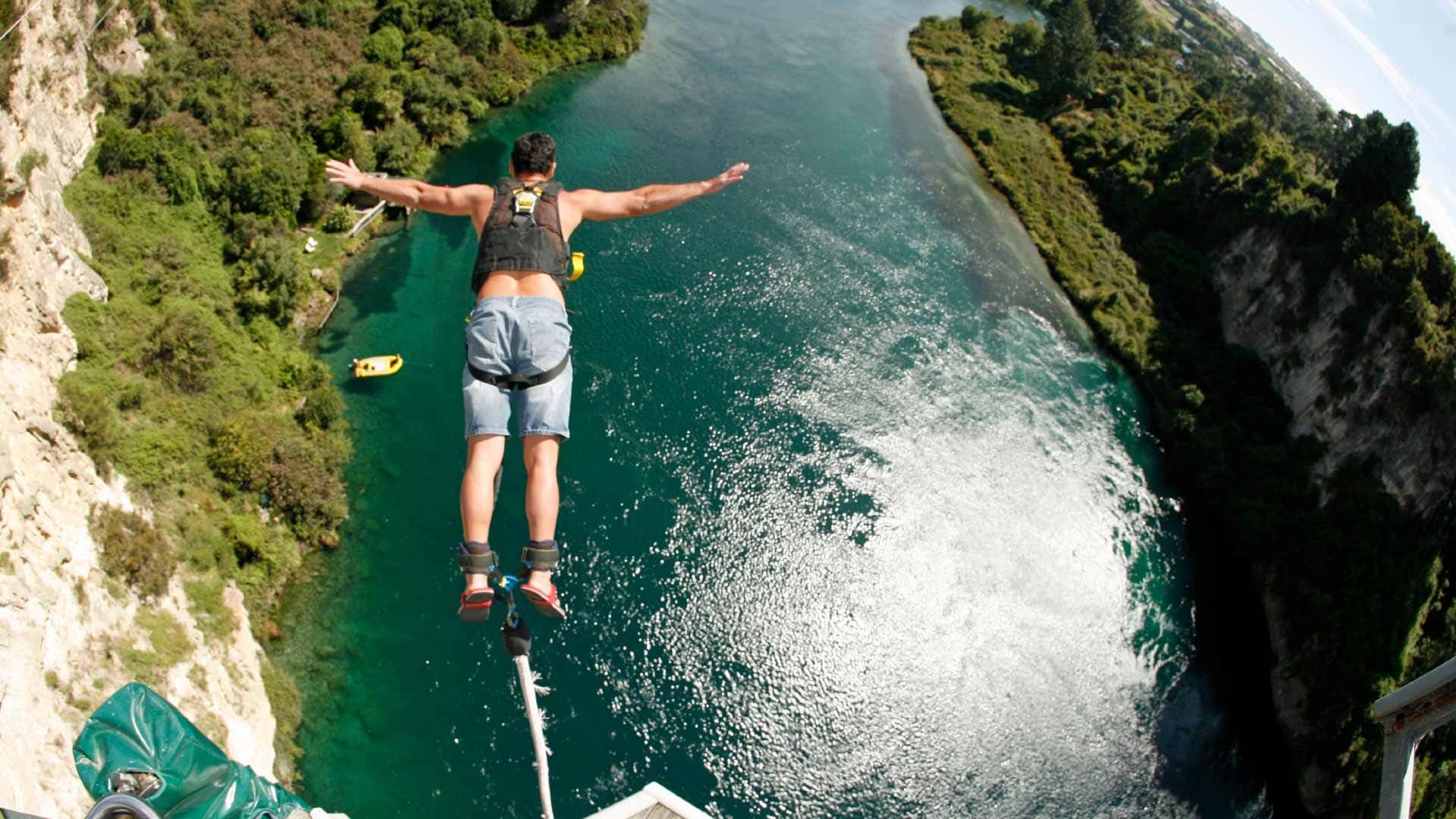 Man bungy jumping