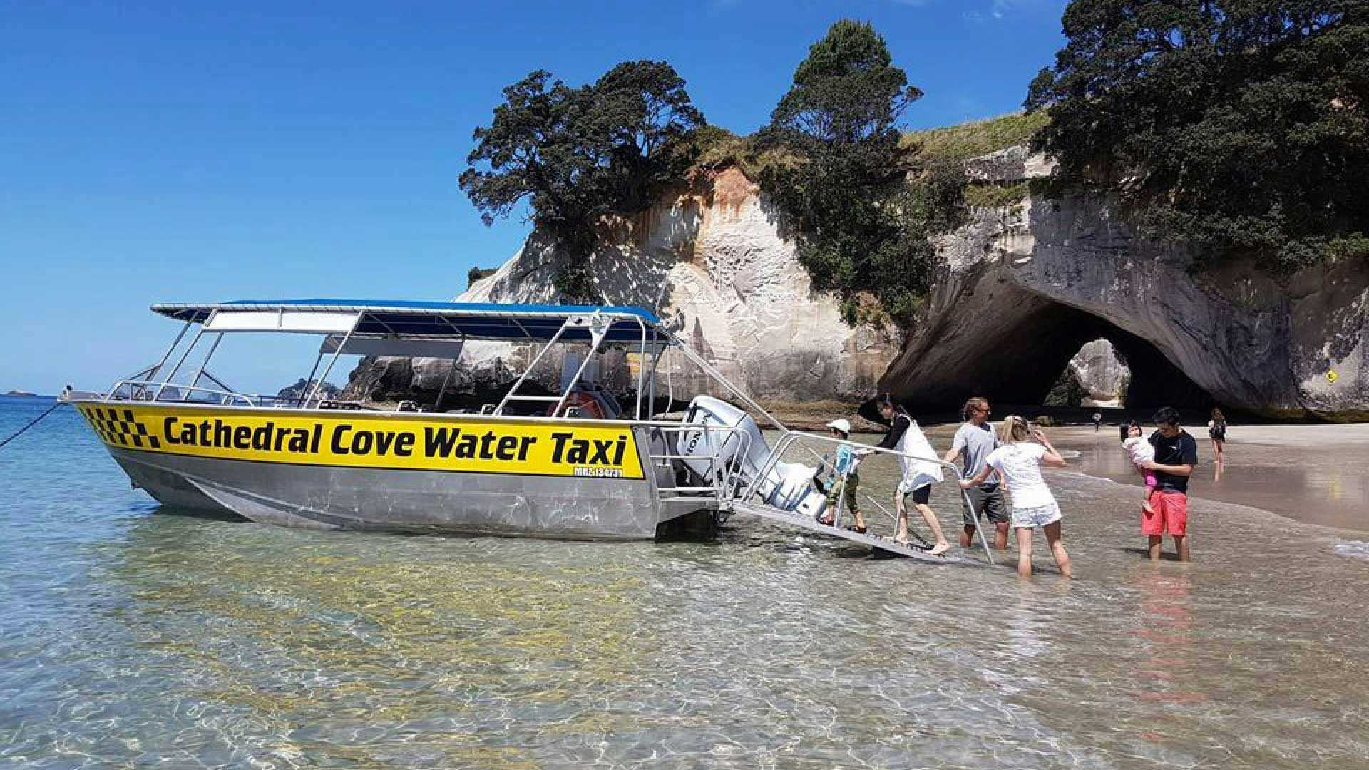 Hahei water Taxi boarding people at Cathedral Cove